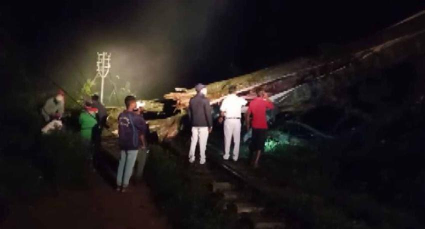 උ‌ඩරට මාර්ගයේ දුම්රිය ධාවනයට බාධා..