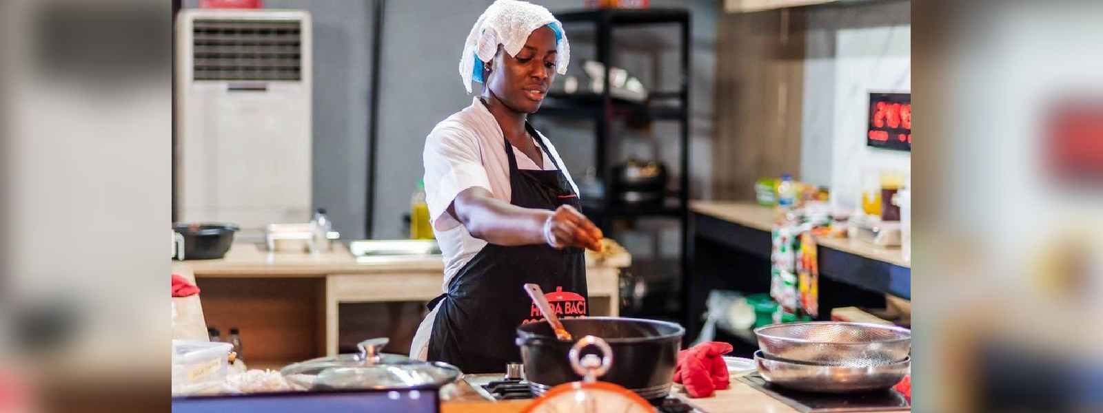 දින 4ක් ආහාර පිස ගිනස් වාර්තාවට ගිය සූපවේදිනිය