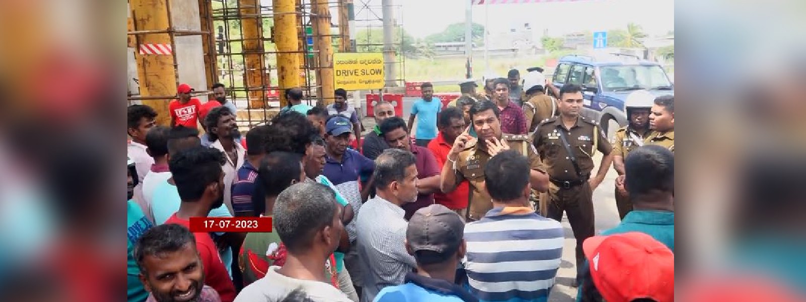 බහලුම් රියැදුරන් හා රේගු බලධාරීන් අතර සාකච්ඡාවක්