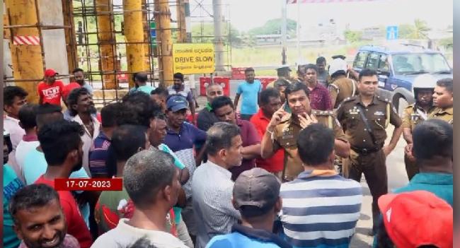 බහලුම් රියැදුරන් හා රේගු බලධාරීන් අතර සාකච්ඡාවක්