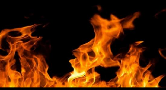 පෙට්‍රල් දමා නිවසක් ගිනි තැබීමෙන් 05කට තුවාල..