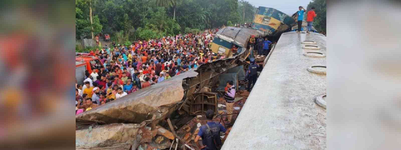 බංග්ලාදේශයේ බිහිසුණු දුම්රිය අනතුරකින් 17ක් මරුට