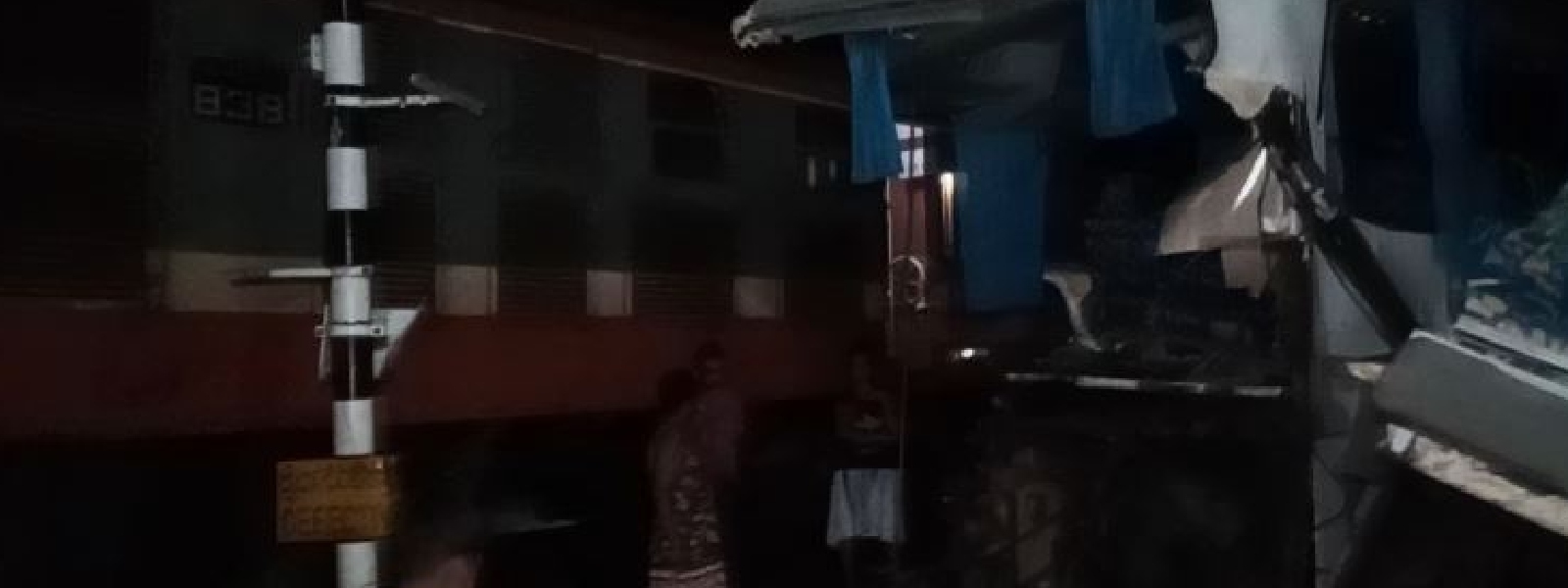 සංචාරකයින් රැගත් බස් රථයක් දුම්රියක ගැටෙයි