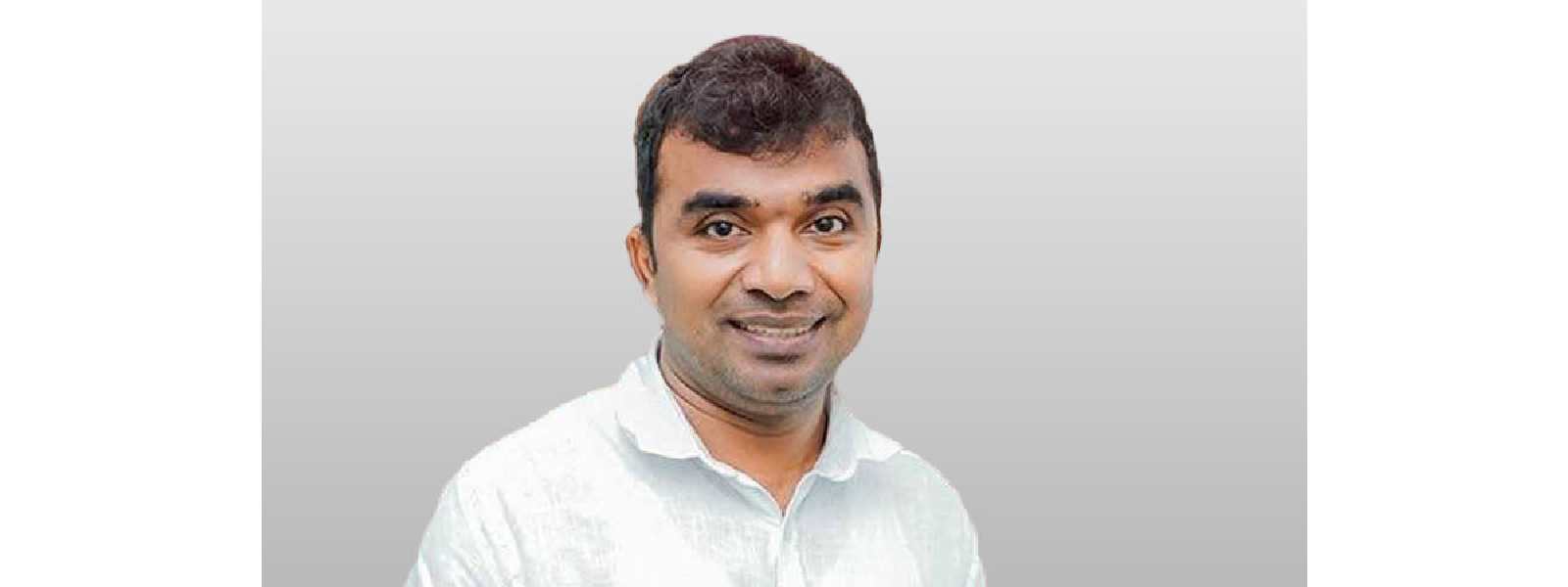සම්පත් මනම්පේරි වළ දැමූ ආයුධ තොගයක් ගොඩගනී