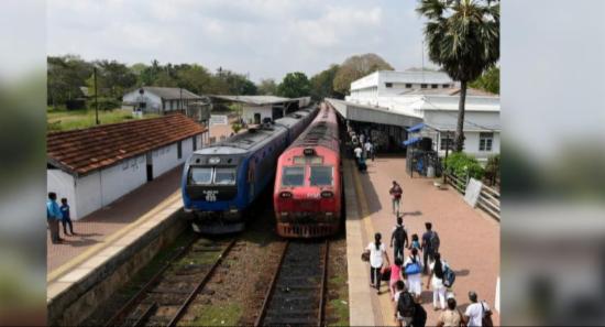 අඩාල වී තිබූ දුම්රිය ගමන්වාර 3ක් යළි ඇරඹේ..