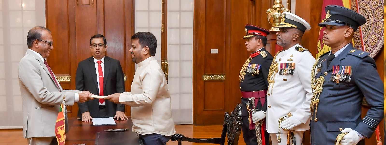 බලශක්ති අමාත්‍ය ධුරයට අනුර කරුණාතිලක පත්කෙරේ.