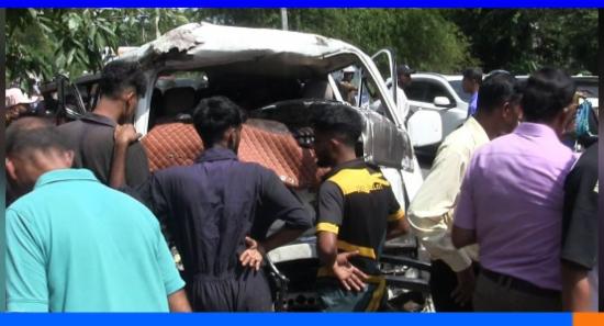 කටුගස්තොට රිය අනතුරකින් පාසල් සිසුන් 17ක් රෝහලේ