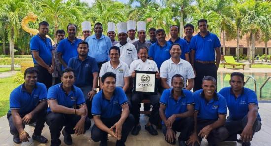 Fox Resorts සම්මානයකින් පිදුම් ලබයි..
