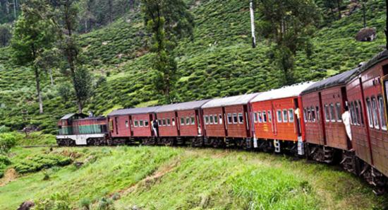 රඹුක්කන,පේරාදෙණිය,ගම්පොළ දුම්රිය ගමන් අත්හිටුවයි!