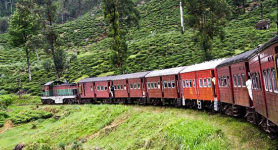 රඹුක්කන - ගම්පොළ දුම්රිය ගමන් අත්හිටුවයි