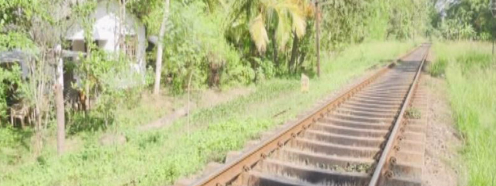 தந்தை தனது குழந்தையுடன் ரயிலில் பாய்ந்து தற்கொலை