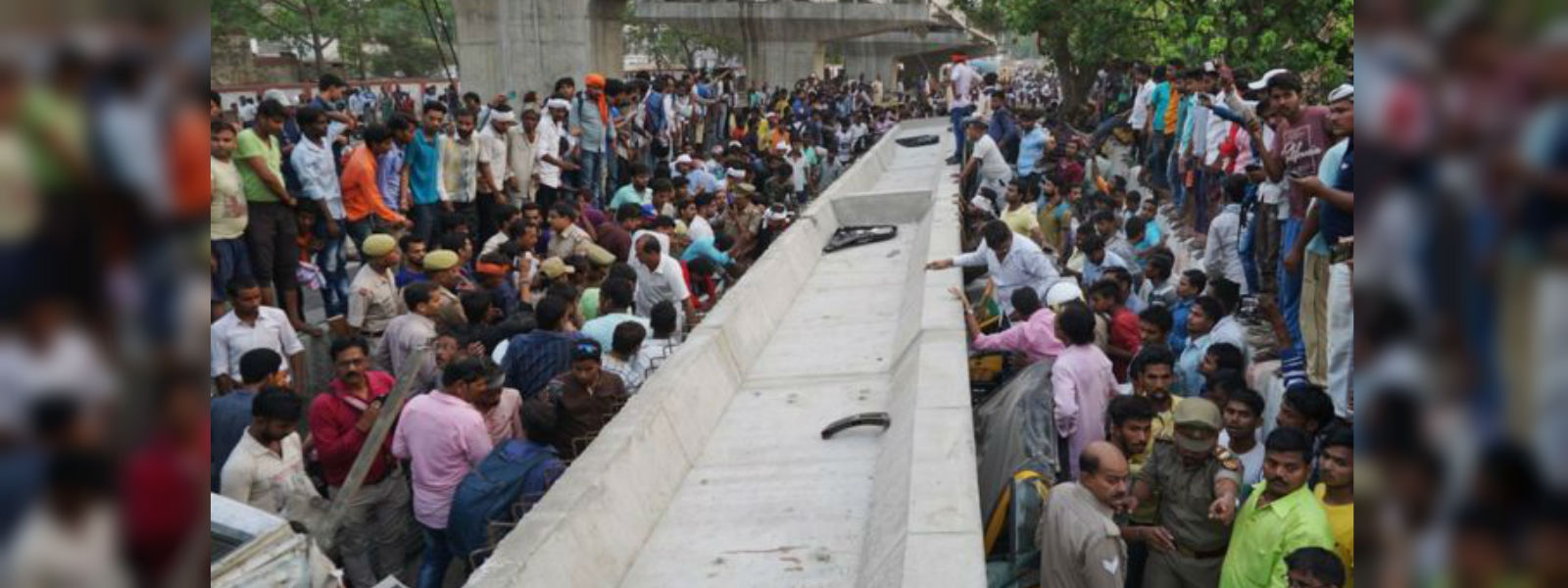 வாரணாசியில் மேம்பாலம் இடிந்தது: 18 பேர் பலி