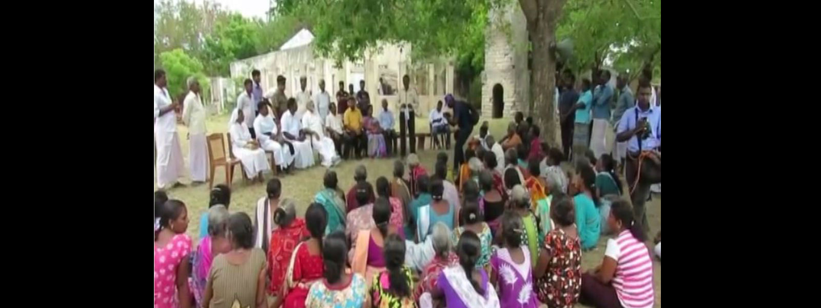 இரணைத்தீவு மக்களை சந்தித்தார் சி.வி