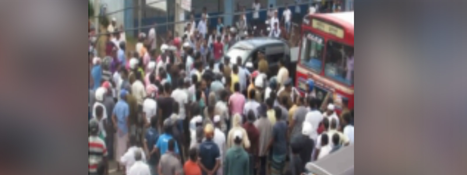 வீதியிலிறங்கிய நுரைச்சோலை மக்கள் 