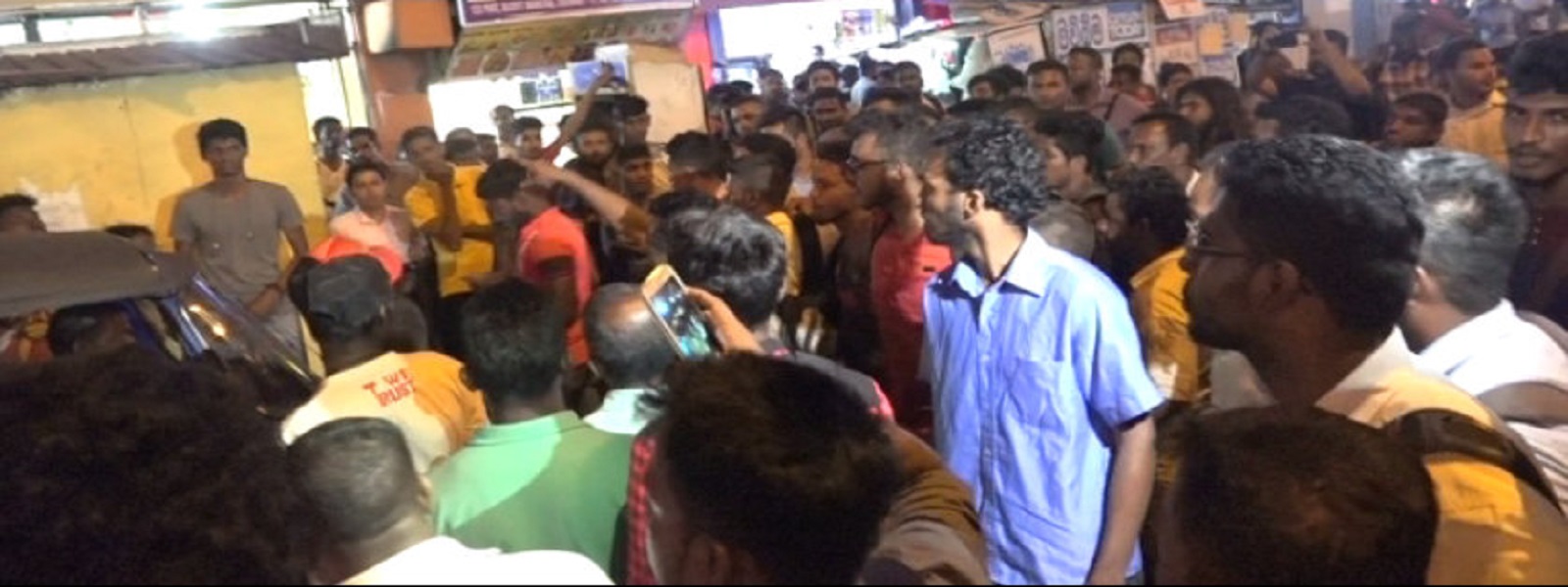 பயணிகள் ஆர்ப்பாட்டம்: அதிரடிப்படை பாதுகாப்பு