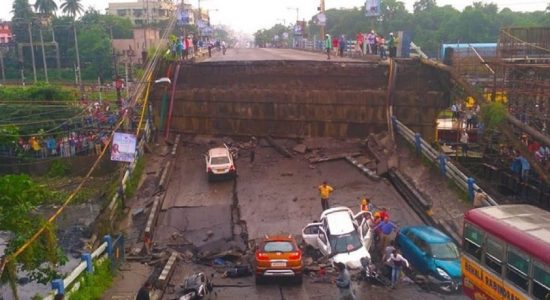 கொல்கத்தாவில் மேம்பாலம் இடிந்து வீழ்ந்து விபத்து