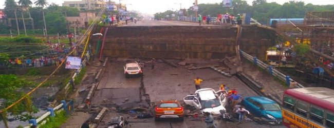 கொல்கத்தாவில் மேம்பாலம் இடிந்து வீழ்ந்து விபத்து
