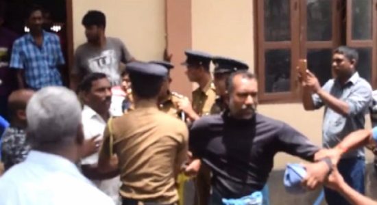மீனவர்களுக்கும் பொலிஸாருக்கும் இடையில் அமைதியின்மை