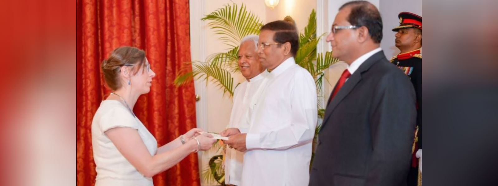 தூதுவர்களால் நற்சான்றுப் பத்திரங்கள் கையளிப்பு 