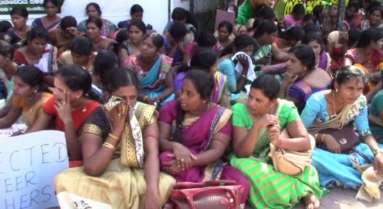 தொண்டர் ஆசிரியர்கள் கல்வி அமைச்சு முன் உண்ணாவிரதம்