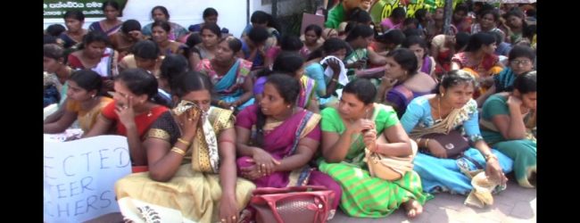 தொண்டர் ஆசிரியர்கள் கல்வி அமைச்சு முன் உண்ணாவிரதம்