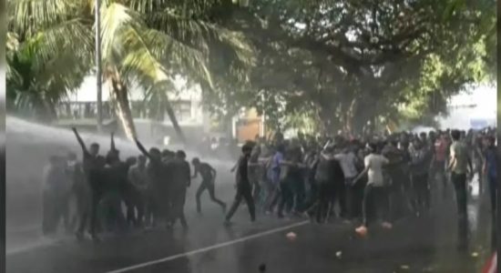 ஆர்ப்பாட்டத்தைக் கலைக்க நீர்த்தாரை பிரயோகம்