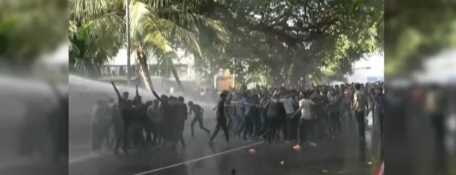 ஆர்ப்பாட்டத்தைக் கலைக்க நீர்த்தாரை பிரயோகம்