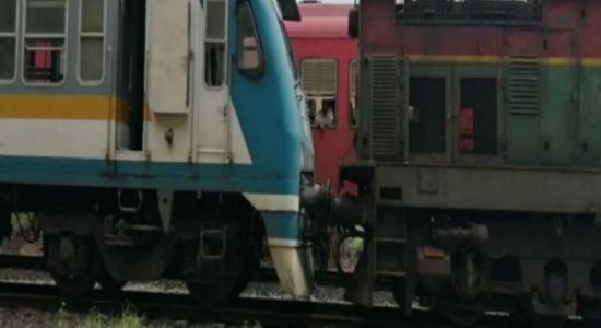 ரயில்கள் நேருக்கு நேர் மோதல்: நால்வர் இடைநீக்கம்