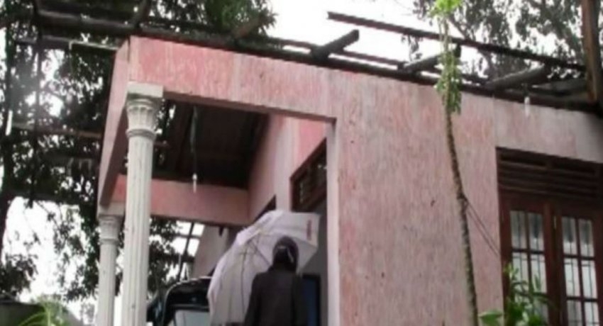 பலத்த காற்று; 60க்கும் அதிக வீடுகள் சேதம்