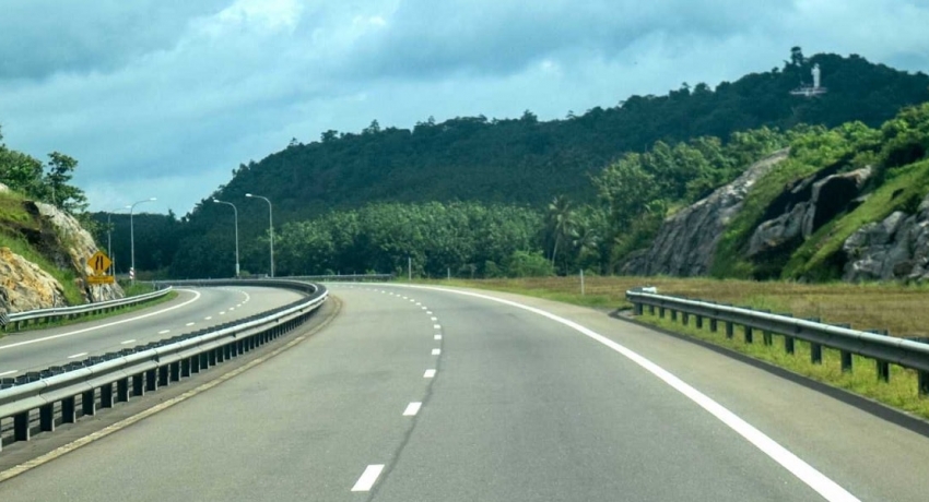 தெற்கு அதிவேக வீதியில் கார் கவிழ்ந்து விபத்து: ஐவர் காயம்