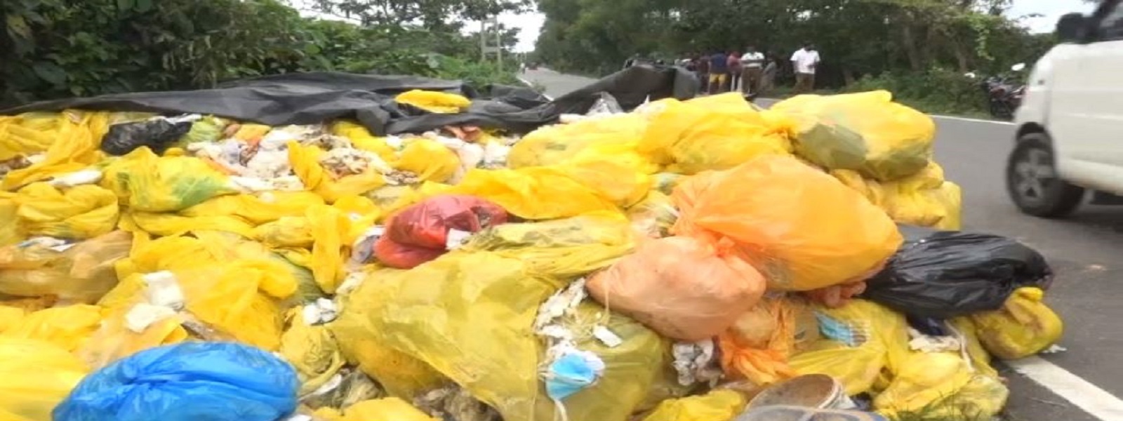 வீதியோரங்களில் கொட்டப்படும் மருத்துவக் கழிவுகள் 