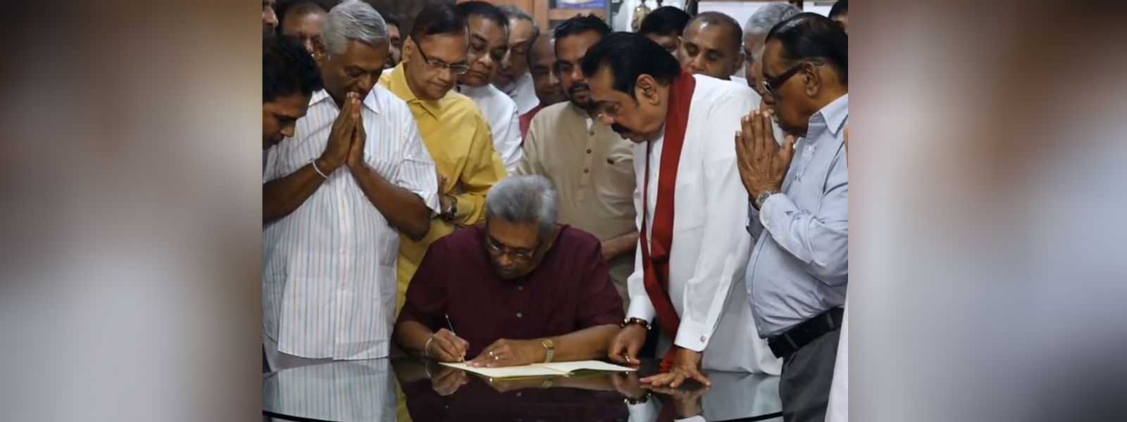 வேட்பு மனுவில் கோட்டாபய ராஜபக்ஸ கையொப்பம்
