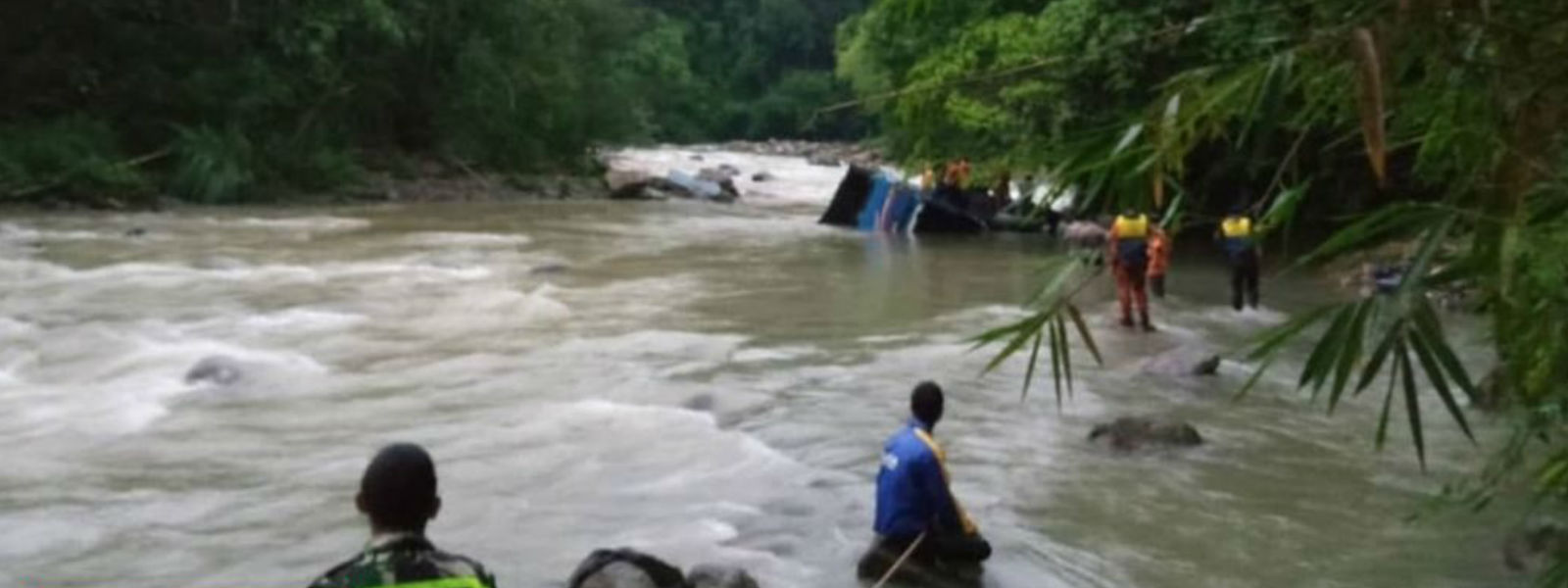 ஆற்றிற்குள் கவிழ்ந்தது பஸ் : 26 பேர் உயிரிழப்பு 