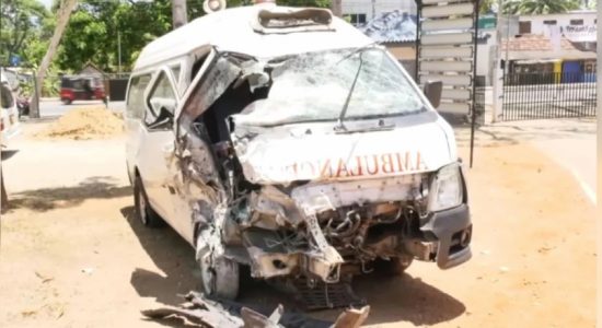 கொக்கரல்லயில் விபத்து: அம்பியுலன்ஸ் சாரதி பலி