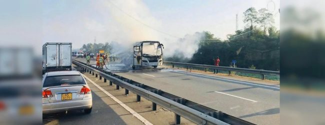 தெற்கு அதிவேக வீதியில் தீப்பிடித்த பஸ்