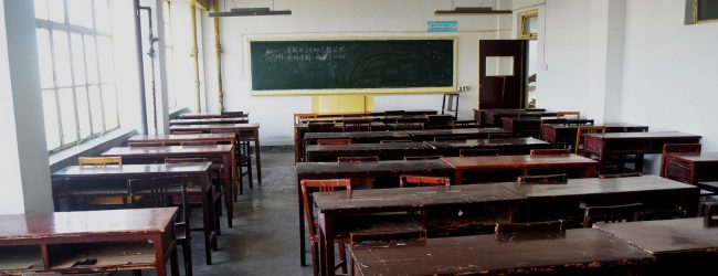 பாடசாலைகளை மீள திறப்பதை பரிசீலிக்குமாறு கோரிக்கை