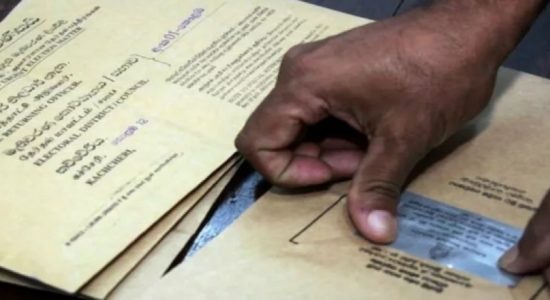 தபால் மூலம் வாக்களிப்பதற்கான விண்ணப்பங்களை தேர்தல் அலுவலகத்தில் ஒப்படைக்குமாறு தேர்தல்கள் ஆணைக்குழு அறிவிப்பு