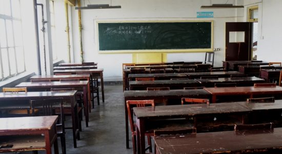 பாடசாலைகளை மீள திறப்பதை பரிசீலிக்குமாறு கோரிக்கை