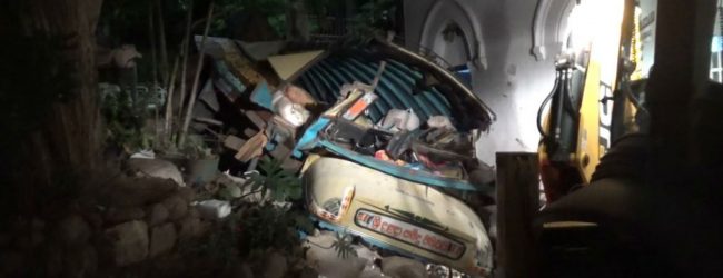 கண்டி பொலிஸ் நிலைய மதிலில் மோதிய லொறி ; ஒருவர் பலி