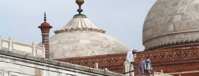 அசாதாரண வானிலையால் தாஜ்மஹாலுக்கு சிறு சேதம் 
