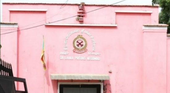 சிறைக்குள் போதைப்பொருட்களை வீசிய நால்வர் கைது 