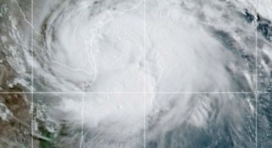 டெக்சாஸ் மாநிலத்தை தாக்கிய ஹனா சூறாவளி