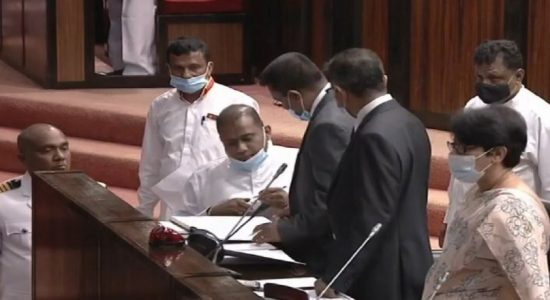 ஐக்கிய மக்கள் சக்தியினர் சபையிலிருந்து வௌிநடப்பு