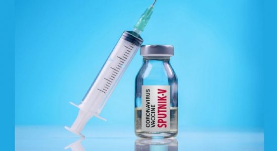 ரஷ்யாவின் COVID தடுப்பூசிக்கு அனுமதி கோரல்