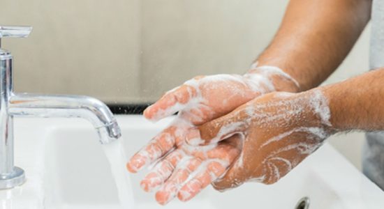 அரசின் சுகாதார ஆலோசனைகளை பின்பற்றுமாறு பொலிஸார் கோரிக்கை 