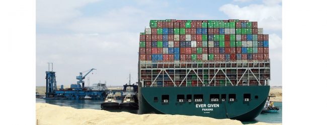 சூயஸ் கால்வாயின் குறுக்கே தரைதட்டி நிற்கும் கப்பல்