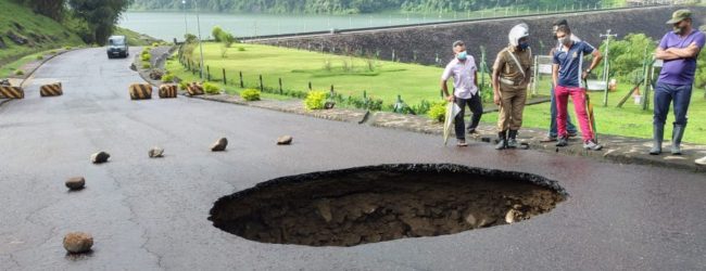 கொத்மலை நீர்த்தேக்கத்திற்கு அருகில் பாரிய குழி