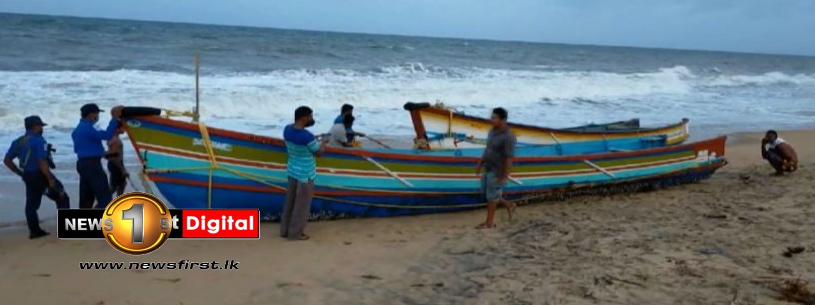 சின்னப்பாடு கடற்கரையில் 2 படகுகள் கரையொதுங்கின