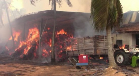 புத்தளத்தில் தும்புத் தொழிற்சாலையில் தீ பரவல்