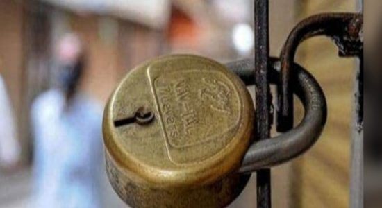 வியாபார நிலையங்களை தாமாகவே மூடும் மக்கள் 